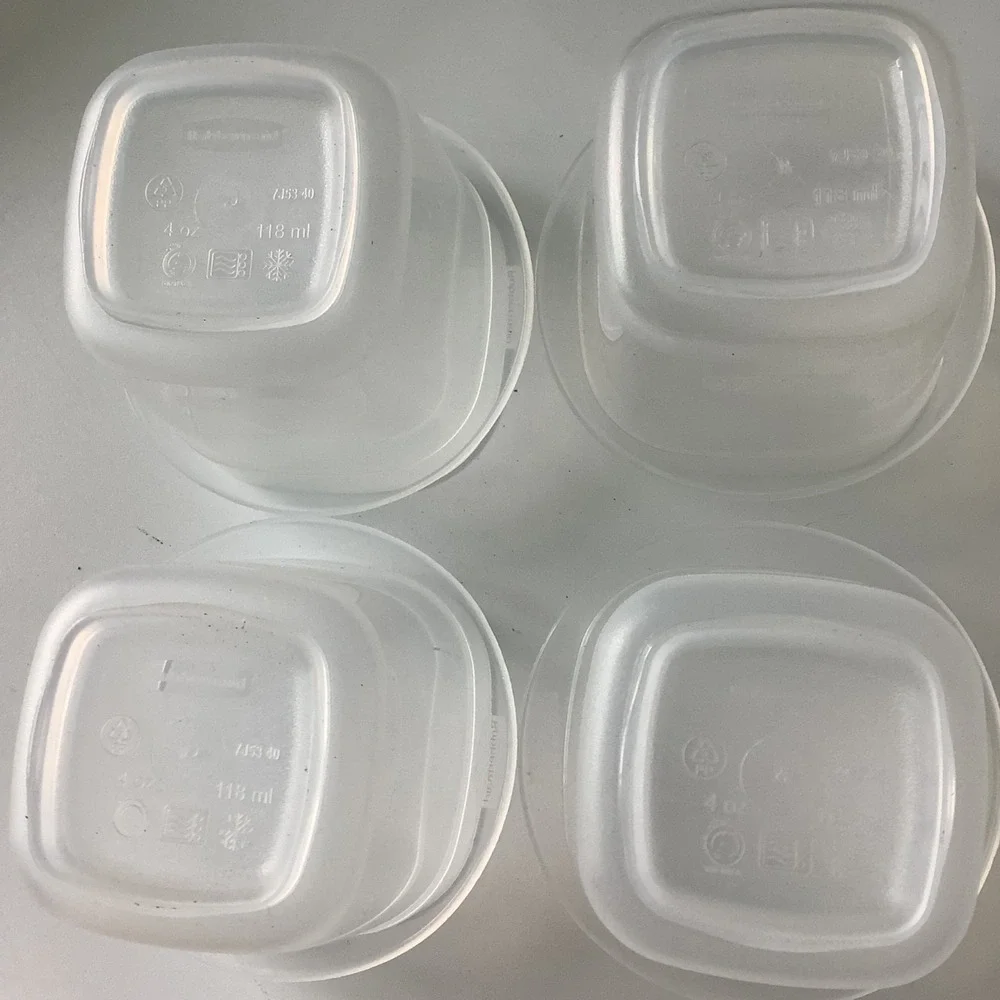Set of 4 Rubbermaid Premier Square Food Storage Container 4 Ounce w/ Blue Lids